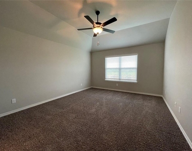 806 Hollyhock Dr - Photo Thumbnail 14