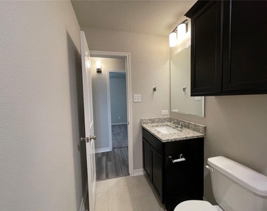 806 Hollyhock Dr - Photo Thumbnail 6