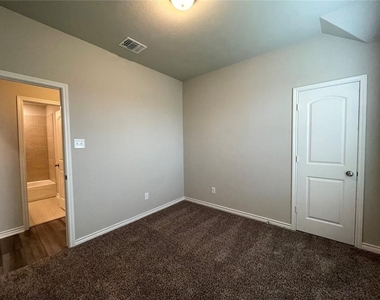 806 Hollyhock Dr - Photo Thumbnail 4