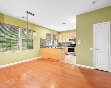 1011 Brodie St - Photo Thumbnail 10