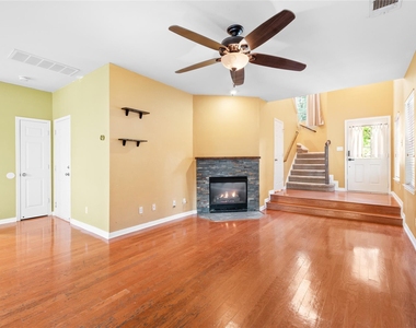 1011 Brodie St - Photo Thumbnail 2