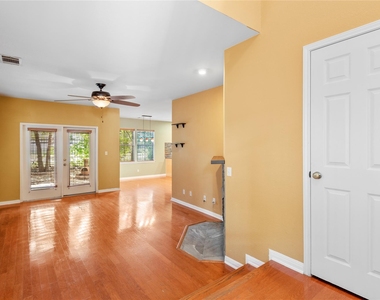 1011 Brodie St - Photo Thumbnail 15
