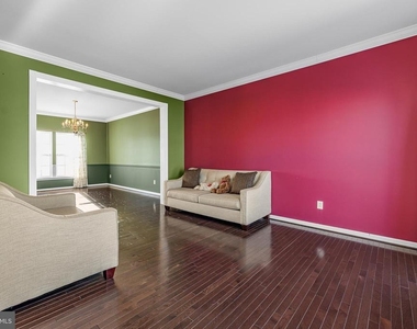 206 Markham Court - Photo Thumbnail 5