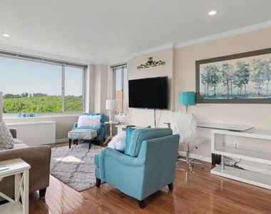 4000 Tunlaw Road Nw - Photo Thumbnail 2
