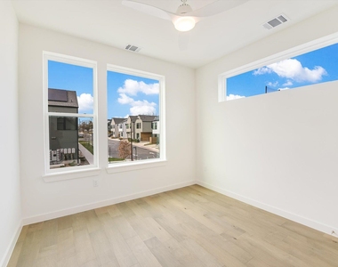 2211 E M Franklin Ave - Photo Thumbnail 9
