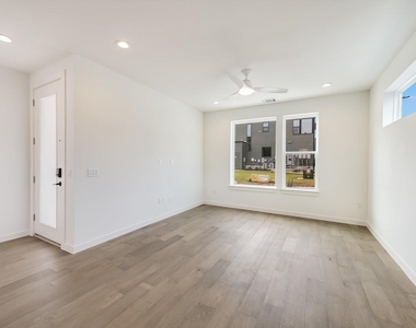 2211 E M Franklin Ave - Photo Thumbnail 2
