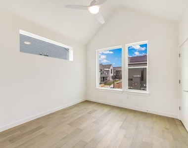 2211 E M Franklin Ave - Photo Thumbnail 11