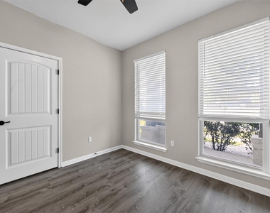 5800 Baythorne Dr - Photo Thumbnail 6