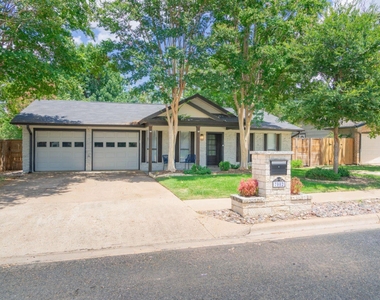 7002 Whispering Oaks Dr - Photo Thumbnail 5
