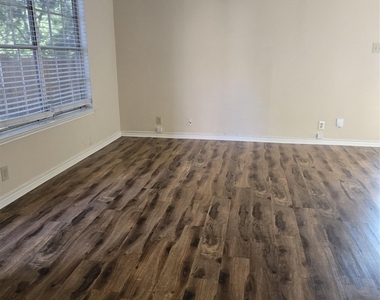 1207 Southport Dr - Photo Thumbnail 3