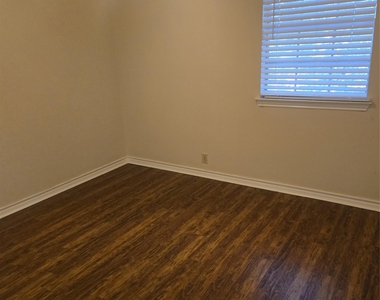 1207 Southport Dr - Photo Thumbnail 7