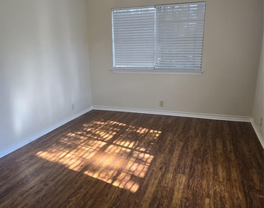 1207 Southport Dr - Photo Thumbnail 6