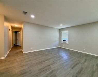 1403 Long Branch Dr - Photo Thumbnail 3