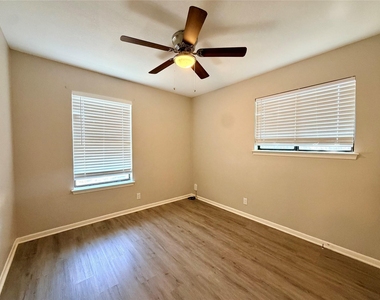 1403 Long Branch Dr - Photo Thumbnail 8