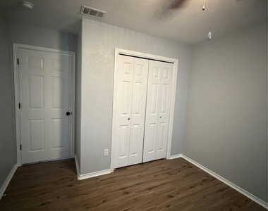 484 Cordova Loop - Photo Thumbnail 3