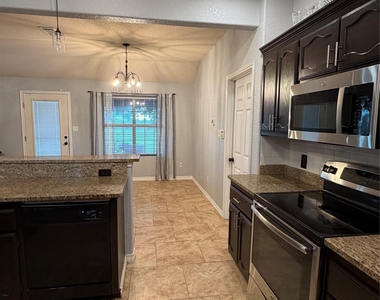 484 Cordova Loop - Photo Thumbnail 17