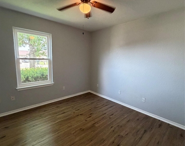 484 Cordova Loop - Photo Thumbnail 4