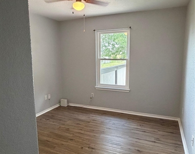 484 Cordova Loop - Photo Thumbnail 2