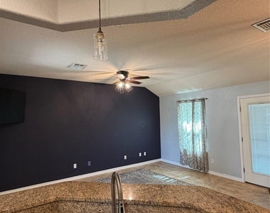 484 Cordova Loop - Photo Thumbnail 18
