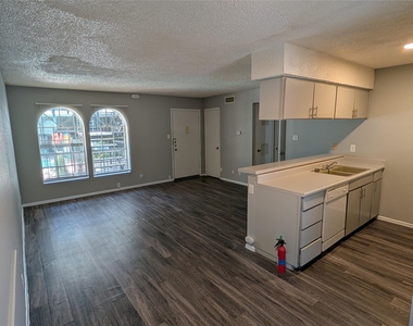 101 E 33rd St - Photo Thumbnail 1