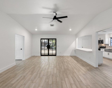 336 Columbine St - Photo Thumbnail 14