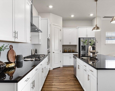 908 Knowles Dr - Photo Thumbnail 4
