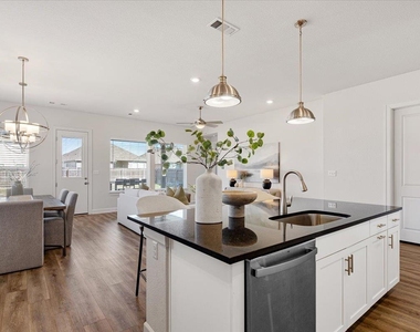 908 Knowles Dr - Photo Thumbnail 7