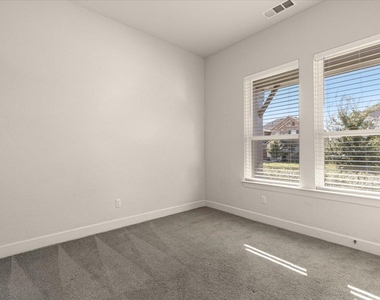 908 Knowles Dr - Photo Thumbnail 19