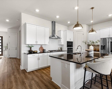 908 Knowles Dr - Photo Thumbnail 3