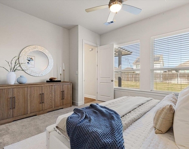 908 Knowles Dr - Photo Thumbnail 13