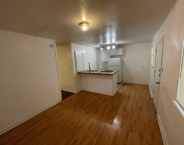 2711 Hemphill Park - Photo Thumbnail 3
