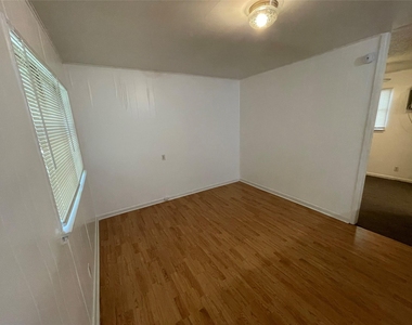 2711 Hemphill Park - Photo Thumbnail 2