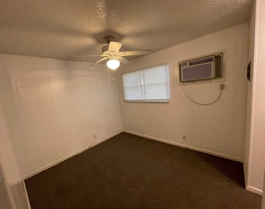 2711 Hemphill Park - Photo Thumbnail 4