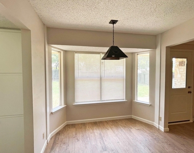 906 Acorn Oaks Dr - Photo Thumbnail 4
