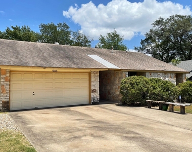 906 Acorn Oaks Dr - Photo Thumbnail 1