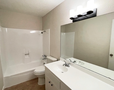 906 Acorn Oaks Dr - Photo Thumbnail 8