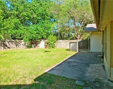 906 Acorn Oaks Dr - Photo Thumbnail 11
