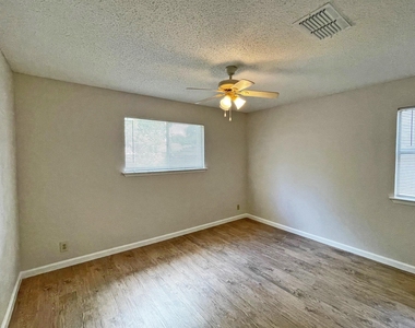 906 Acorn Oaks Dr - Photo Thumbnail 5