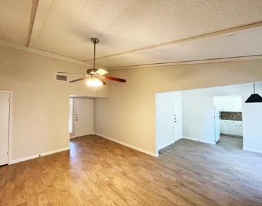 906 Acorn Oaks Dr - Photo Thumbnail 2