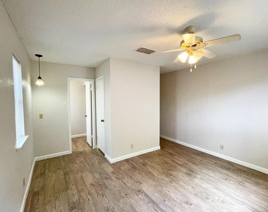 906 Acorn Oaks Dr - Photo Thumbnail 7