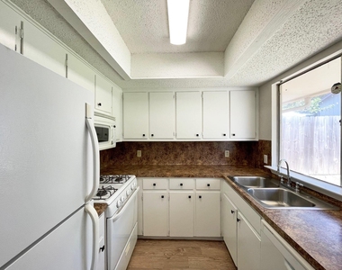 906 Acorn Oaks Dr - Photo Thumbnail 3