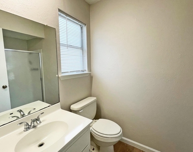 906 Acorn Oaks Dr - Photo Thumbnail 6