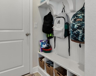 210 Lone Eagle Way - Photo Thumbnail 16