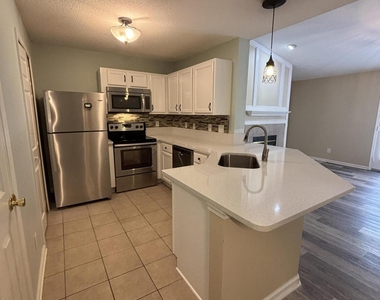 13727 Richmond Park Drive - Photo Thumbnail 12