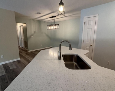 13727 Richmond Park Drive - Photo Thumbnail 13