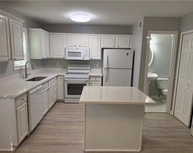 910 Summer Place - Photo Thumbnail 1