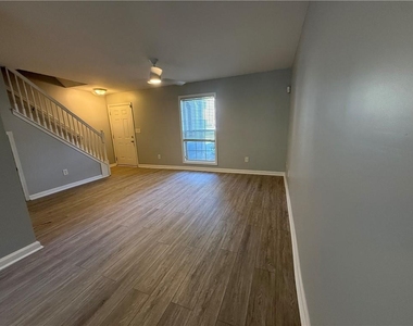 910 Summer Place - Photo Thumbnail 6