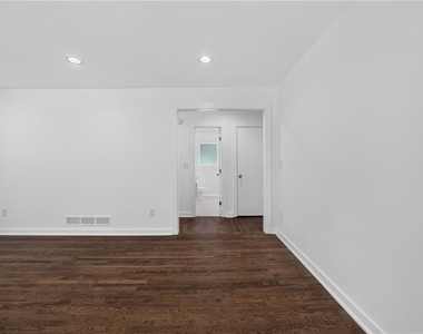700 Ferris Street Sw - Photo Thumbnail 3