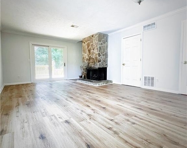 1330 Ridgecrest Lane Se - Photo Thumbnail 4