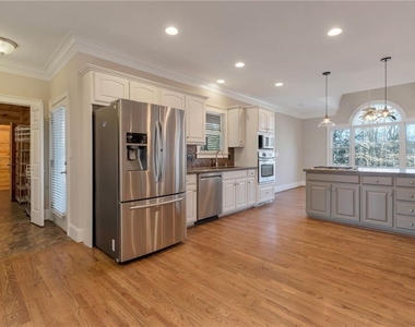 180 Forest Glen Drive - Photo Thumbnail 17